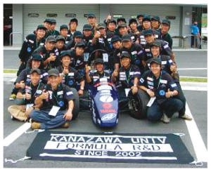 レーシングカーを囲む優勝した金沢大学フォーミュラ研究会