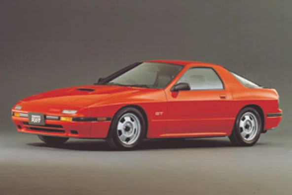 マツダ自動車様より写真提供　国内初フードパネルにアルミニウムを使用したサバンナRX-7画像