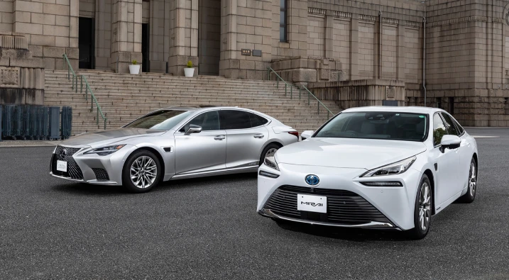 トヨタ自動車株式会社様より写真提供　左側LEXUS LS500画像 右側MIRAI画像
