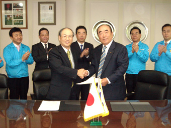 古河斯凯岩渊勋副总经理（左）与 CHOIL ALUMINUM CO., LTD.的李在燮（Jae Sup Lee）会长（右） 
