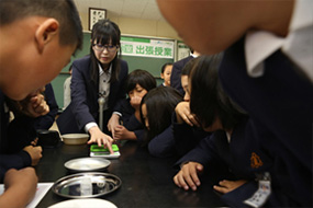 Class led by a UACJ visiting instructor at Kouda Elementary School