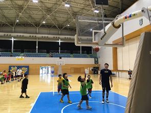 Basketball clinic held with the Utsunomiya Brex basketball team