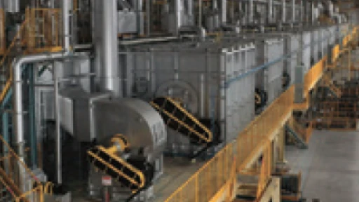 高い生産効率を誇る自動車パネル材ライン