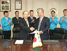 当社岩淵勲副社長（左）とチョイル社の李在燮（Jae Sup Lee）会長（右）