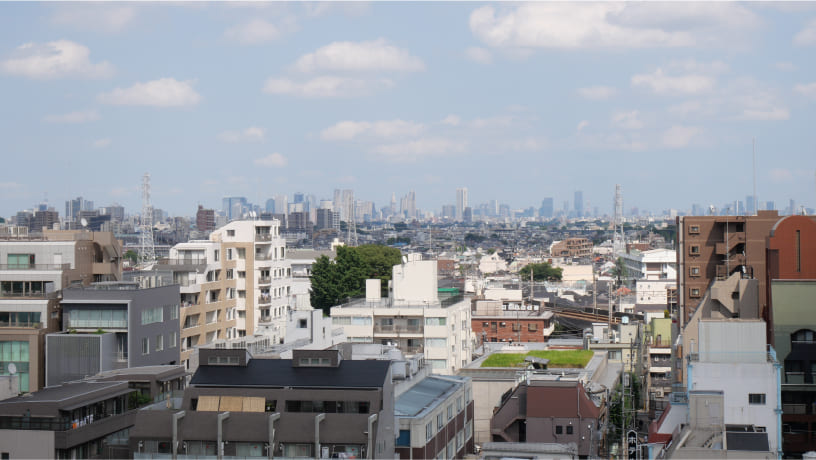 吉祥寺の街から臨む新宿の高層ビル群